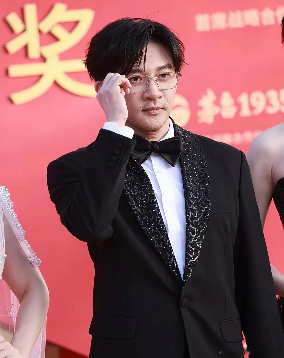 今晚金鸡奖颁奖现场，最美中不足之处，就是让苏有朋当主持人，倒不是说苏有朋颜值不配