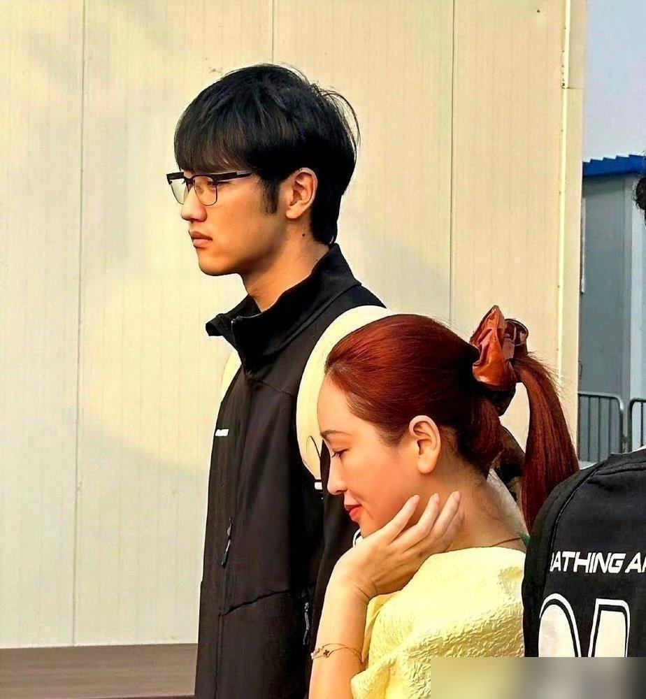 一张合照，网友全在猜孩子。金莎晒了“一家三口”，结果第三口是条边牧。她跟小19岁的老公孙丞潇，愣是把