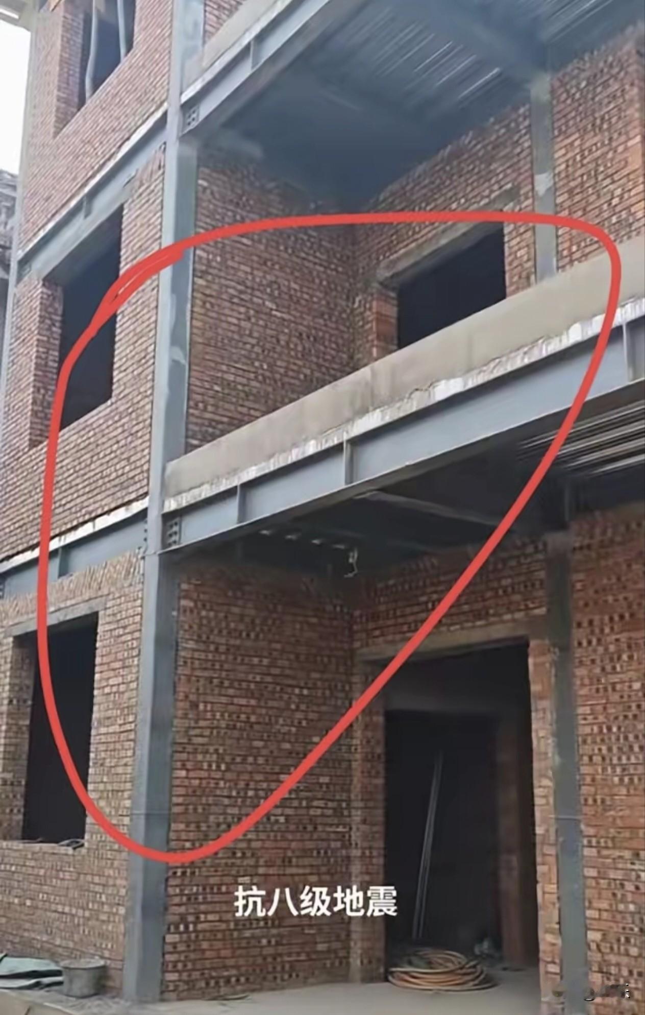 老表建的房子属实把我给震惊了，别人用水泥浇柱子，他竟然用钢柱，这种到底结不结实呢