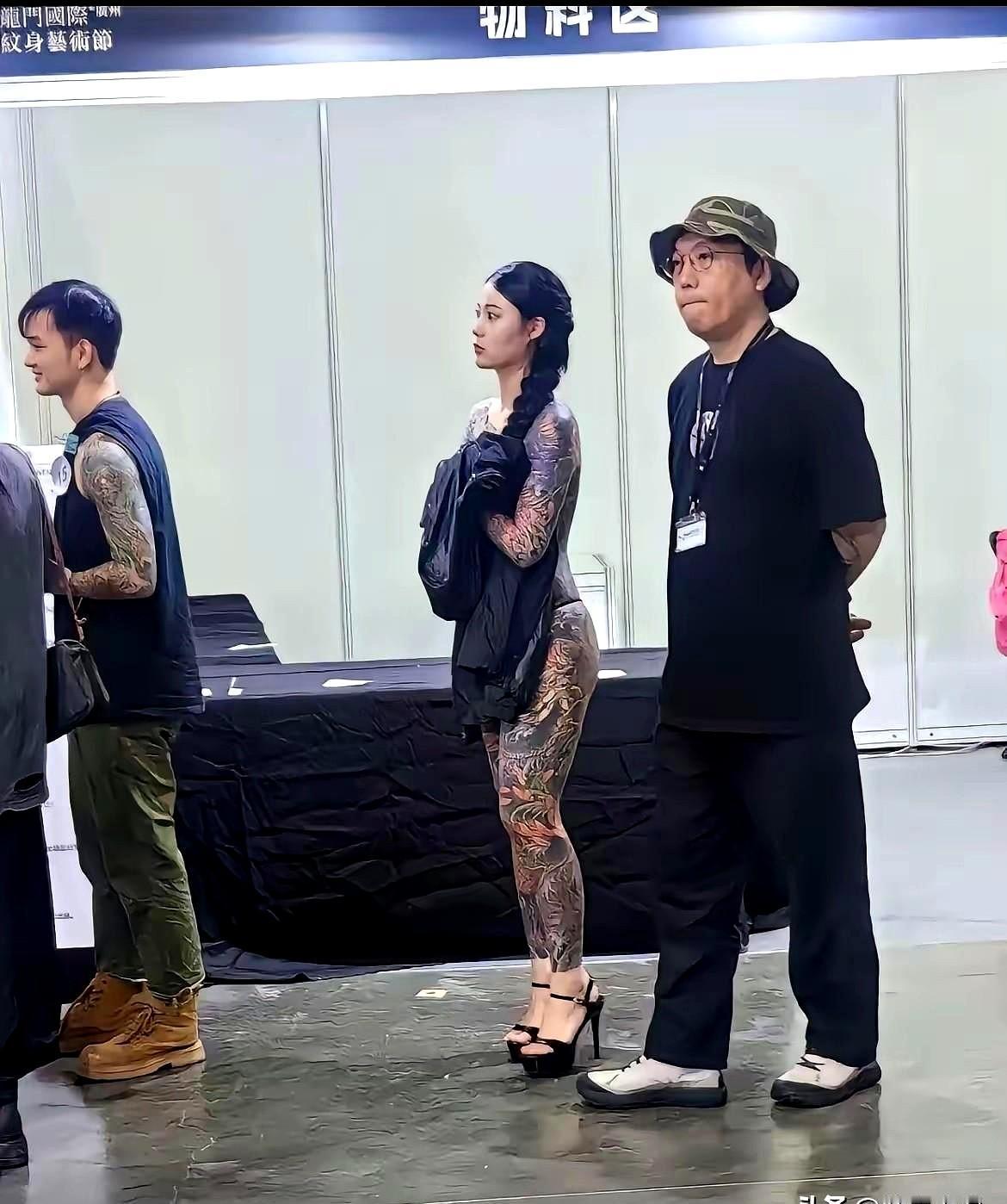 我不排斥纹身，但是我十分排斥这种纹身。一个正常人全身纹上图案，不知道美在哪里，