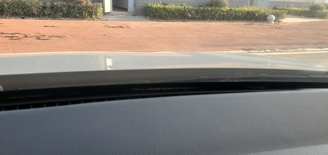 大哥面遇到这种情况怎么办前面挡风玻璃地下胶好像开口了怎么办