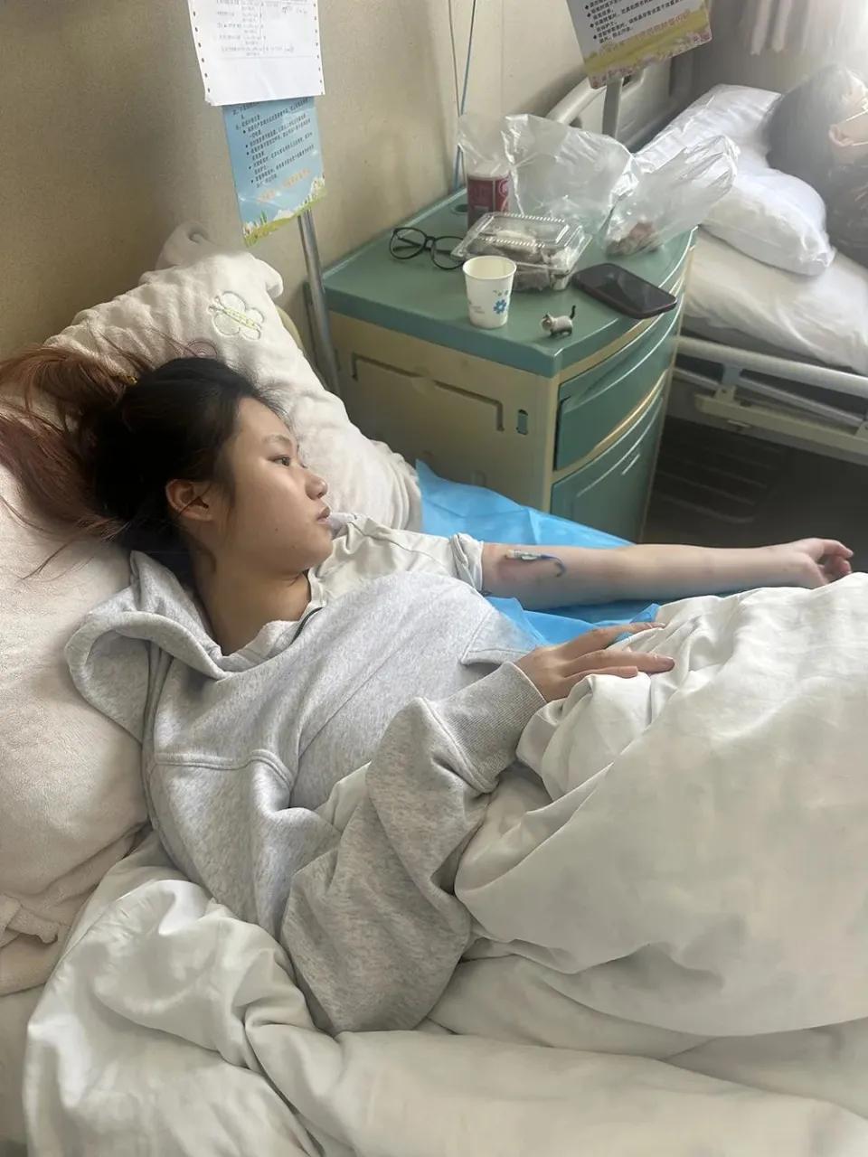 一个17岁的姑娘，因为腹泻去了医院，肠镜刚查完，医生当场说不出话。从肛门一路到整