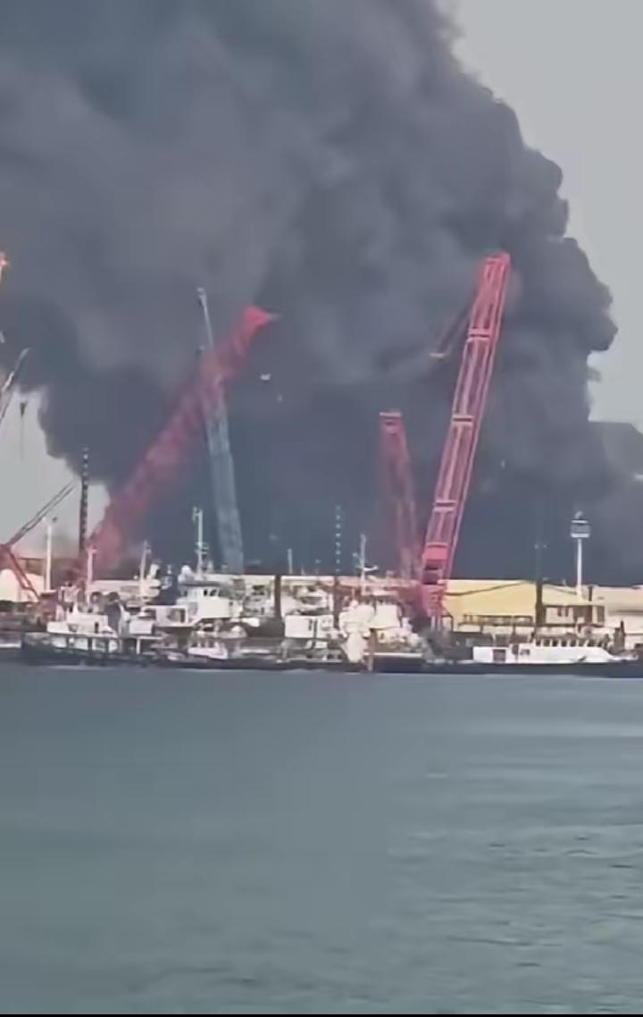 美军瞒不住了！炸航母基地，炸11亿美元雷达，几十万吨燃油被点燃​当地时间2月