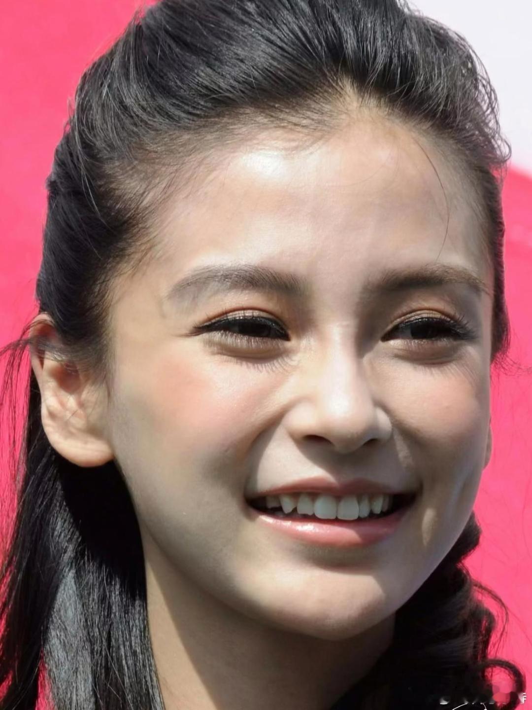 杨颖早年无滤镜怼脸原生图，高清到鼻子上的小绒毛都看得一清二楚！