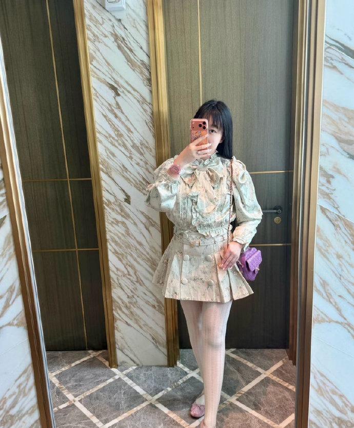 每天在澳门吃两顿[滑稽笑]早午餐一顿，晚饭一顿。爱把自己打扮得漂漂亮亮的，每天的衣