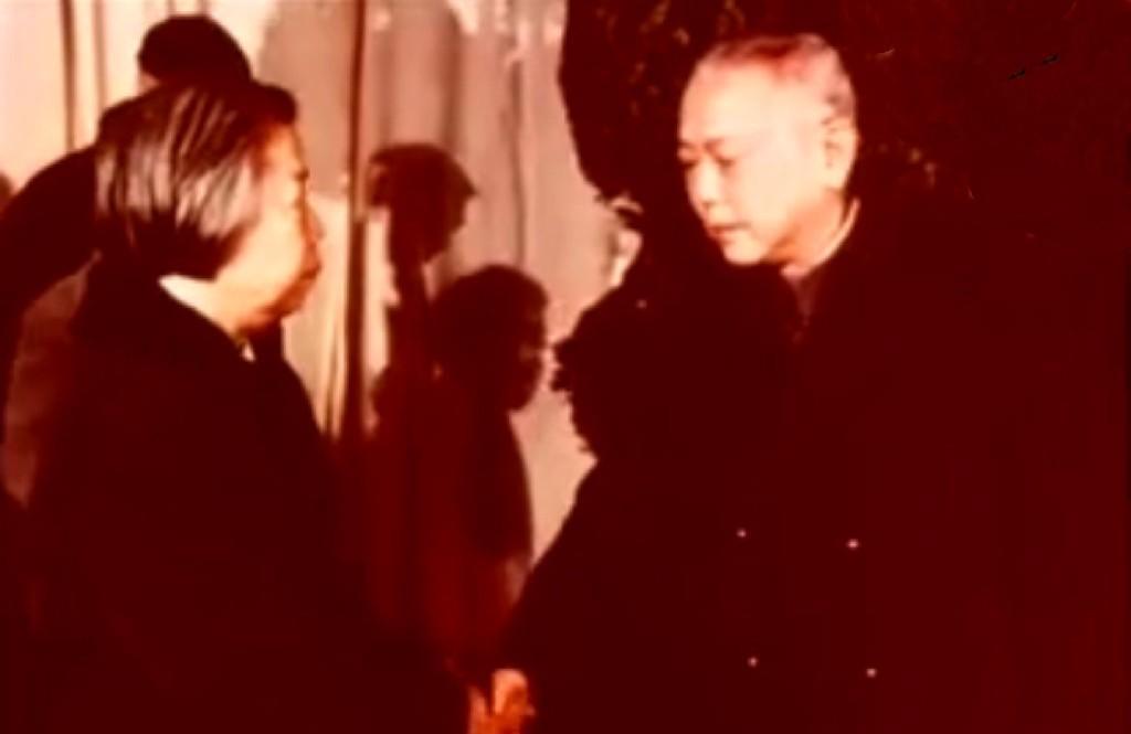1976年1月10日，周恩来总理的遗体告别仪式在北京医院举行，时任国务院副总理的