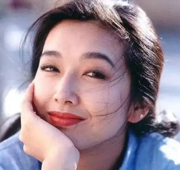 2020年，江珊的父亲突发脑梗住院，当时江珊还在美国陪女儿办入学手续，急得像热锅
