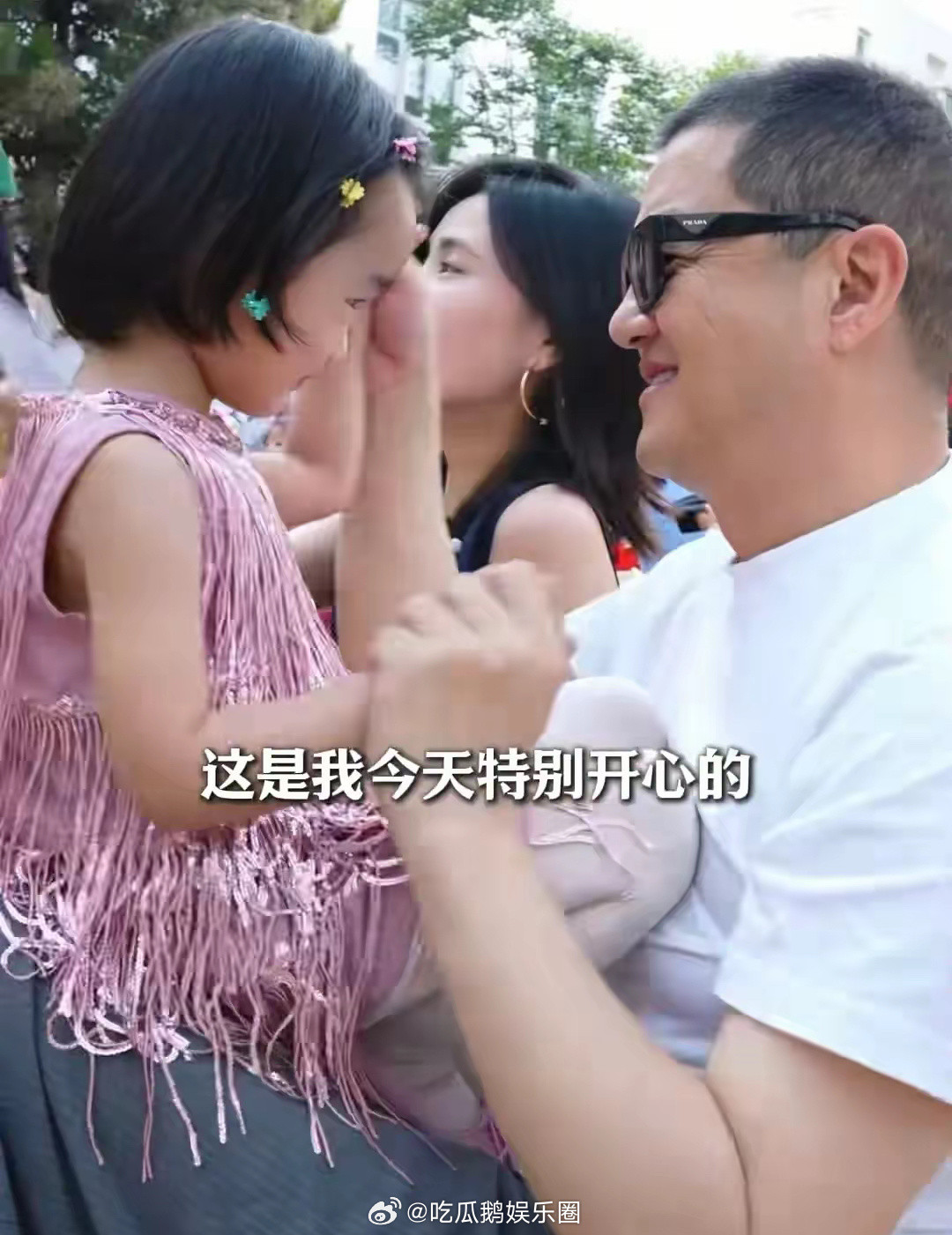 海哈金喜女儿过六一，李亚鹏拄拐杖看演出，3岁夏夏穿粉裙好可爱！​​​