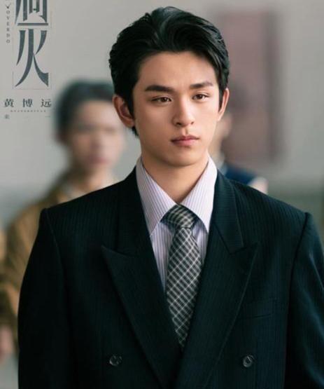 《问心2》里那个挺拔俊朗的青年医生金淼，戏外身份一亮——他是黄志忠和何音的儿子黄