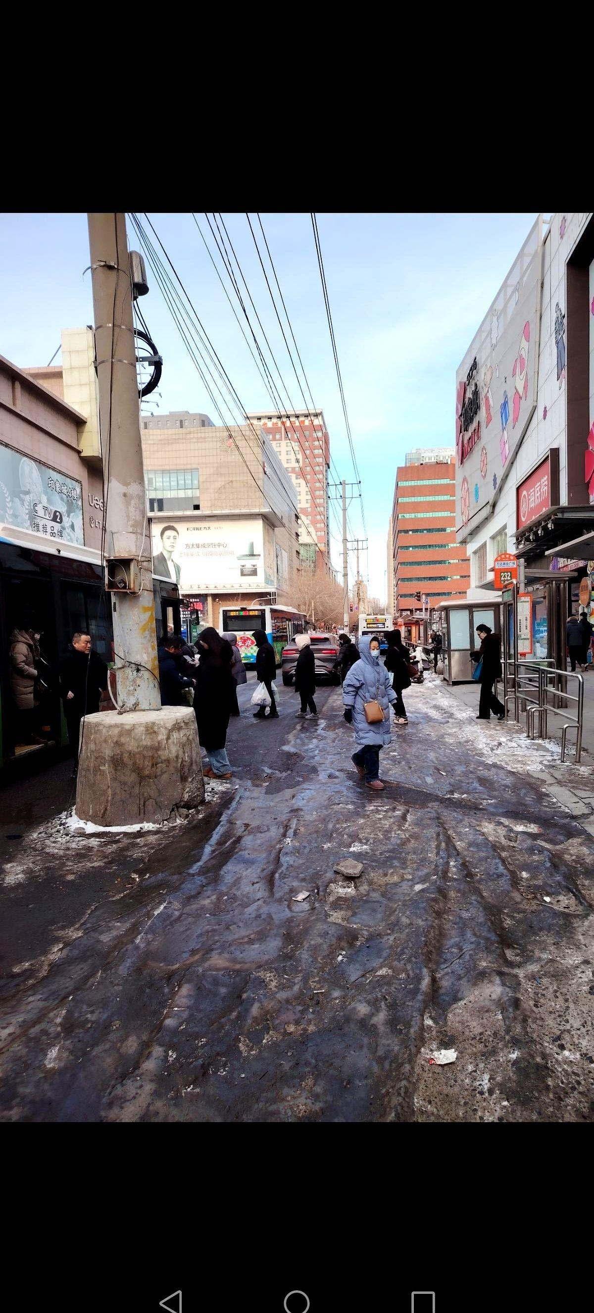 沈阳232路公交车，一个猛刹车，停在了民族南街的大马路正中间。车门“呲”一声打