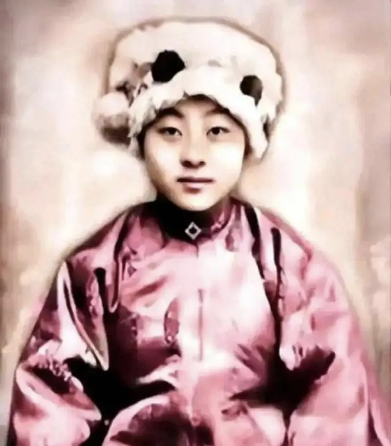1943年，女土匪吕芪见很多男人垂涎自己的美颜，竟然说：“想和我睡觉不难，我不要