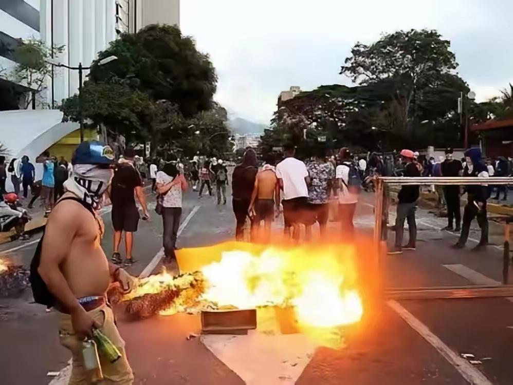 炸了！美国亲手扶的傀儡彻底翻车！委内瑞拉百姓抄家伙怒冲总统府，催泪弹、警棍全不管