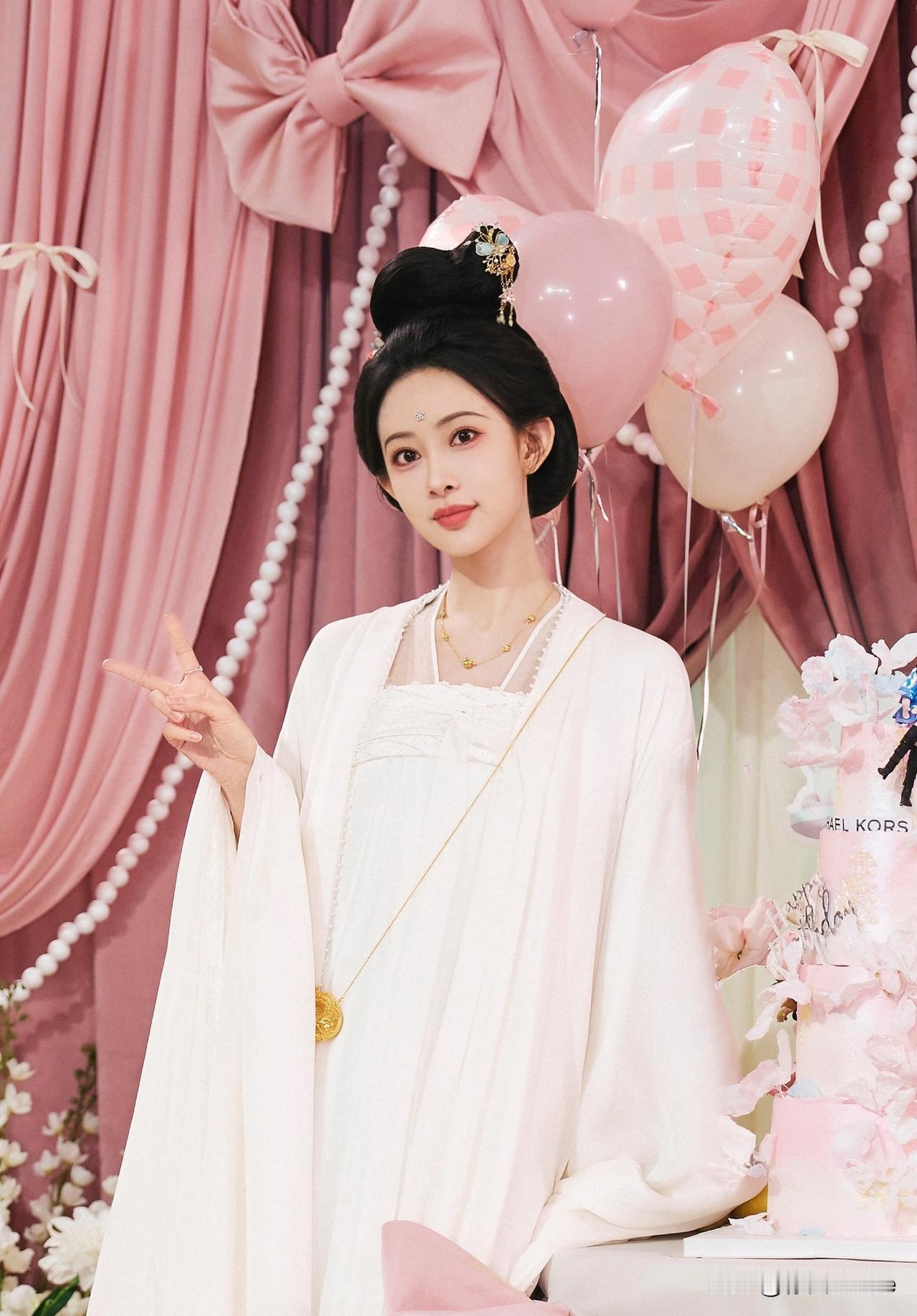 1月22日，孟子义开年黄金代言！去年孟子义生日送黄金小鹿包包的梦金园，今年开年