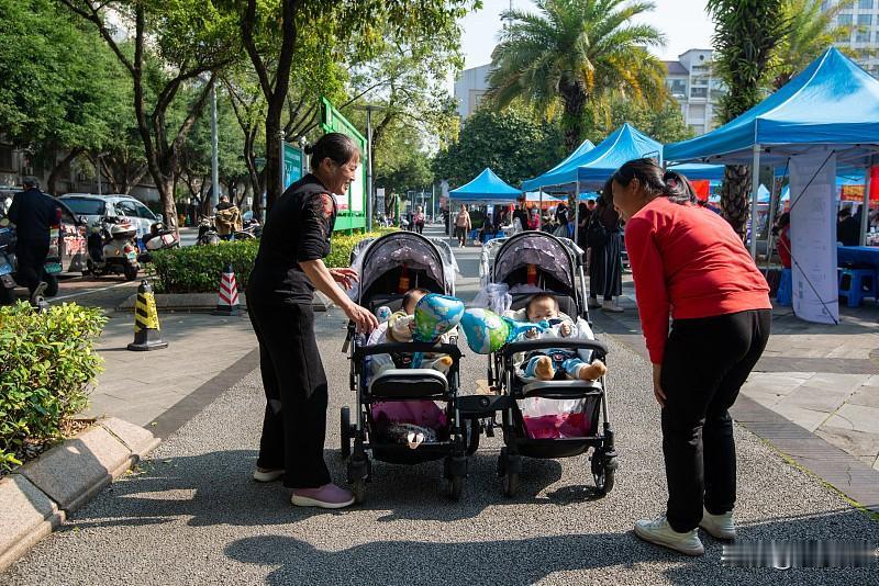 生孩子养老，依旧是传统主流思想。别看网上那么多人说丁克，不生孩子。但实际上，