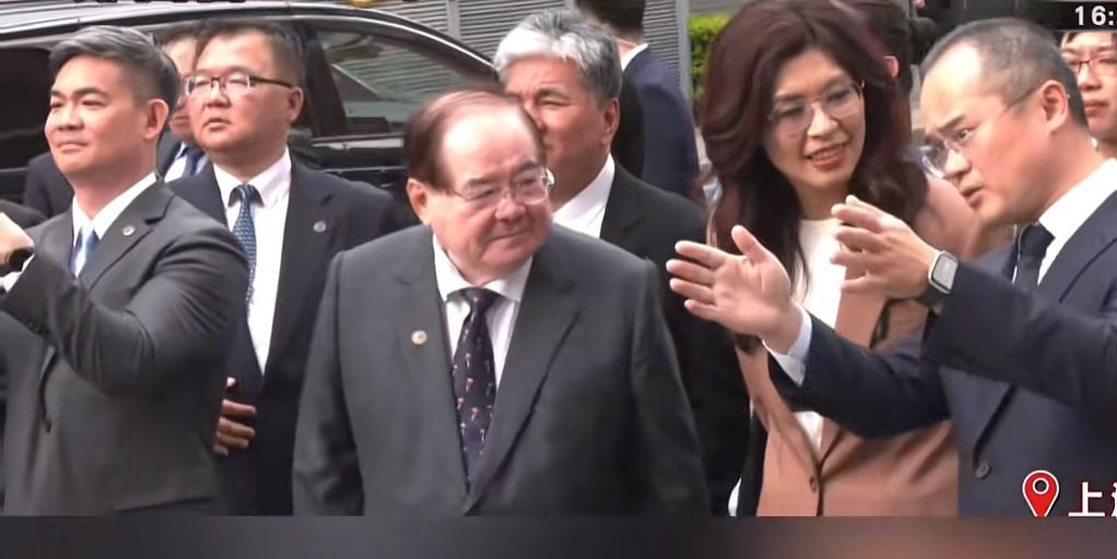 郑丽文在上海参观美团无人机送餐服务！4月8日，中国国民党主席郑丽文在拜谒中山