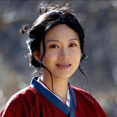 ☁2007年一天，闫妮去买房，售楼小姐看她衣着普通，就随便一指：“这套不错