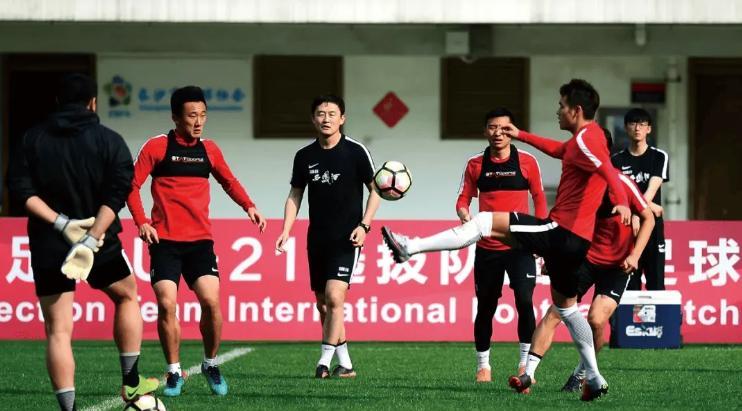 孙继海首次回应小球员事件，讲述了青训的不易！《南方人物周刊》采访了孙继海和嗨球