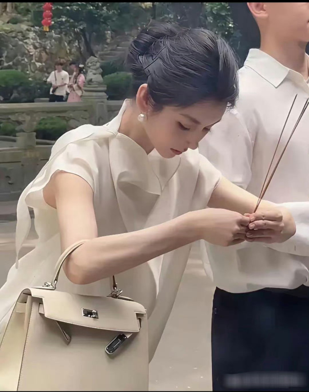 一个包都几十万了。这么有钱，还这么漂亮还能有什么烦恼呢？​​​