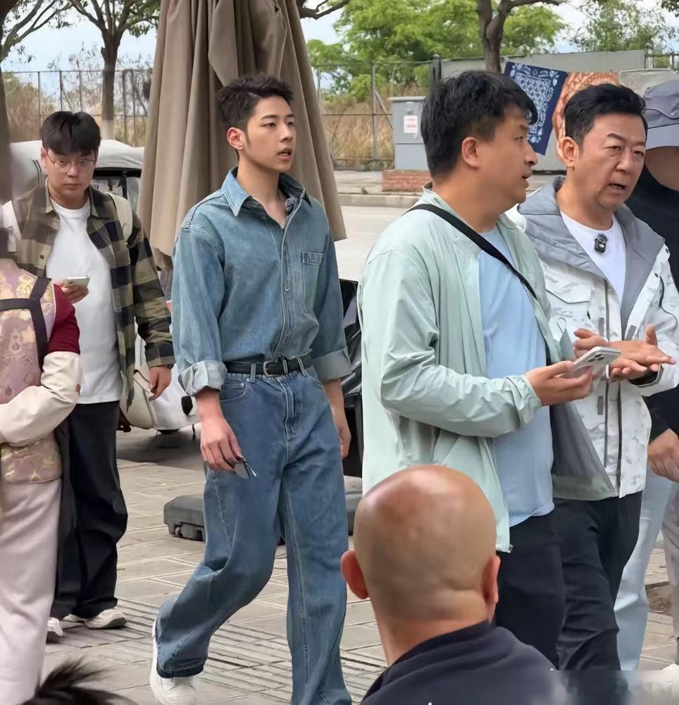 同样是西安老炮的儿子，郭涛养出了一个185的硬汉，郑钧的儿子却连路都走不明白。你