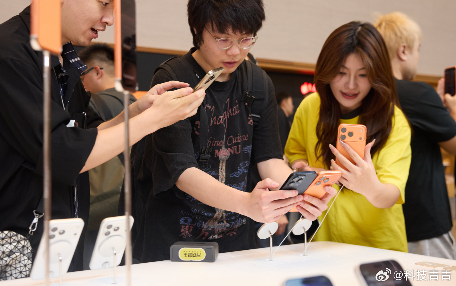 苹果天价扫荡全球手机内存个人觉得苹果这样做是客观上挤压了竞争对手的生存空间，但