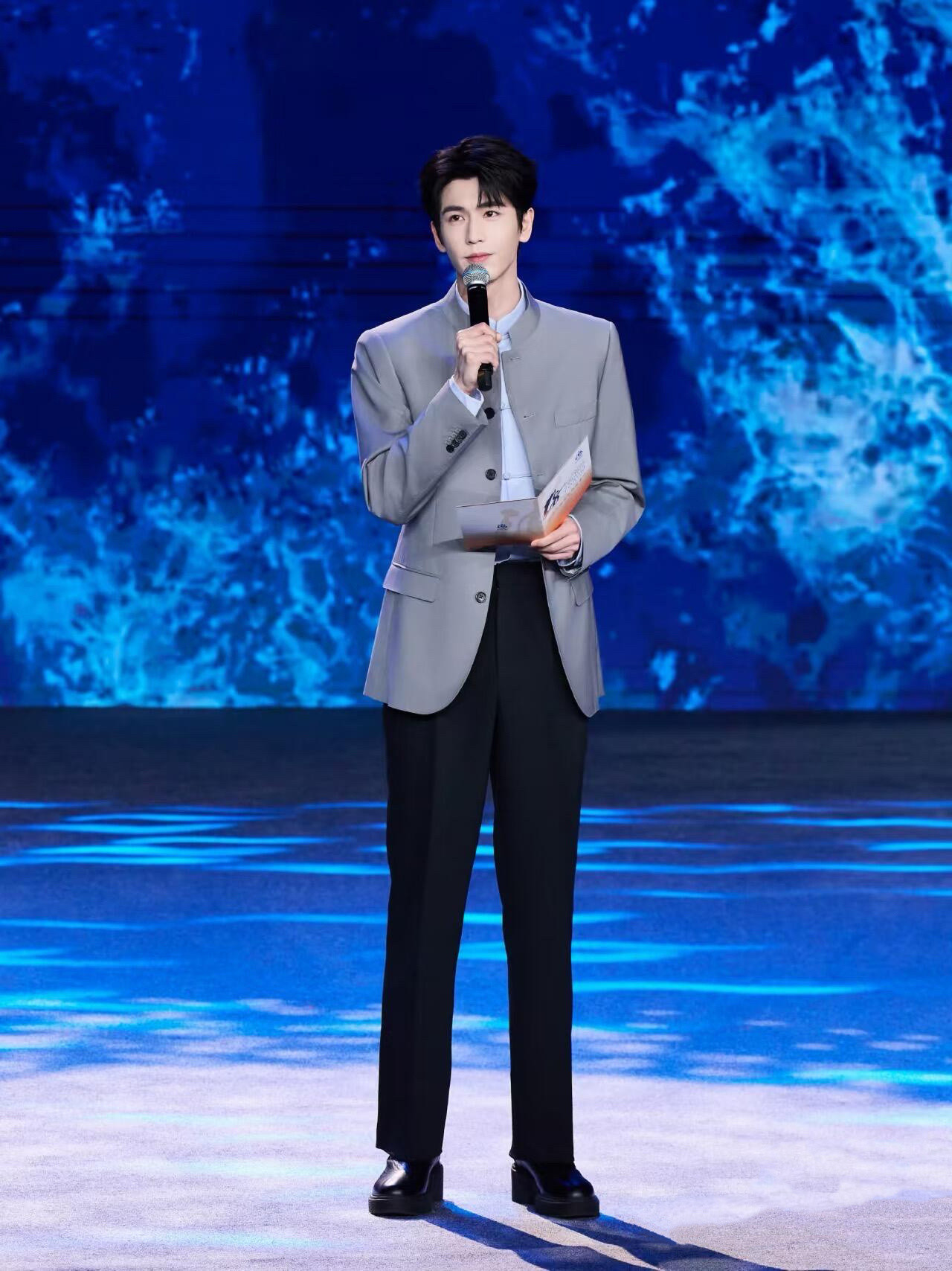 感觉粉丝完全不懂张凌赫这次演讲的含金量！张凌赫作为首位演艺界青年代表登上主论坛舞