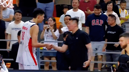 懂事！徐昕心里有数，赛后握手广东队老板。4月28号CBA季后赛