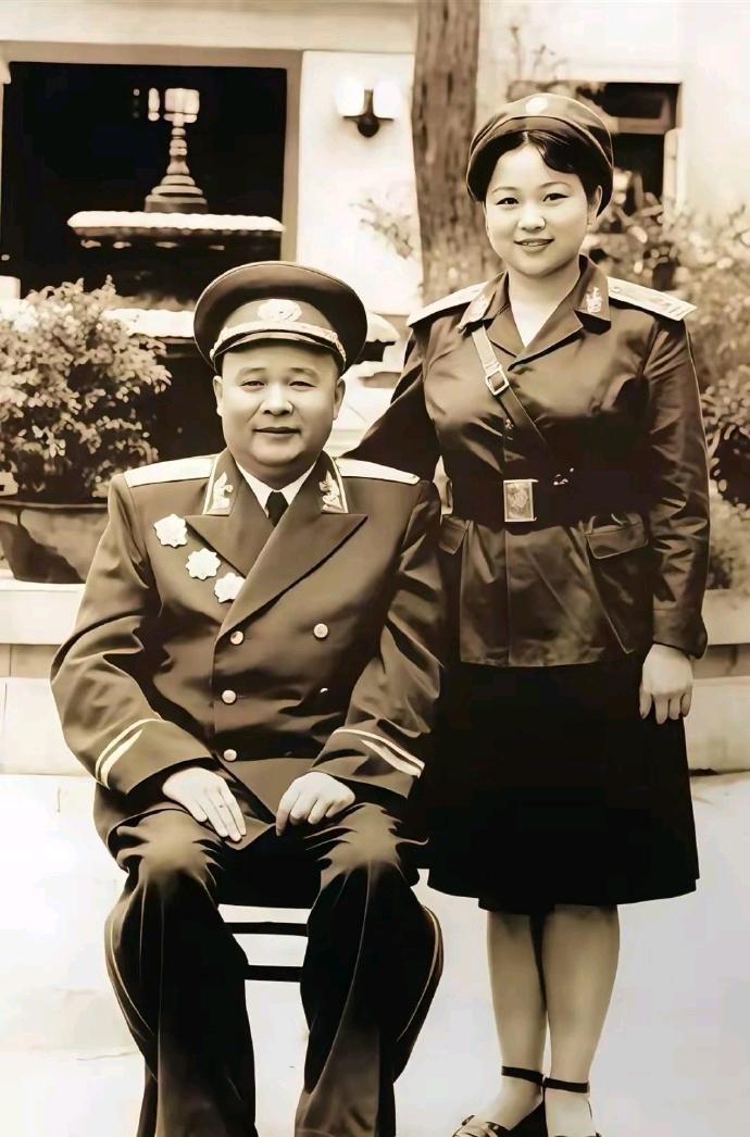 1955年，与徐海东失散二十多年的女儿徐文金在广播中听到了父亲的名字。她怎么也没