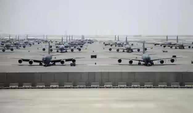 赢麻了，伊朗伊朗干得好漂亮哟央视报道：5架美军空中加加油机在某军事基地内，被