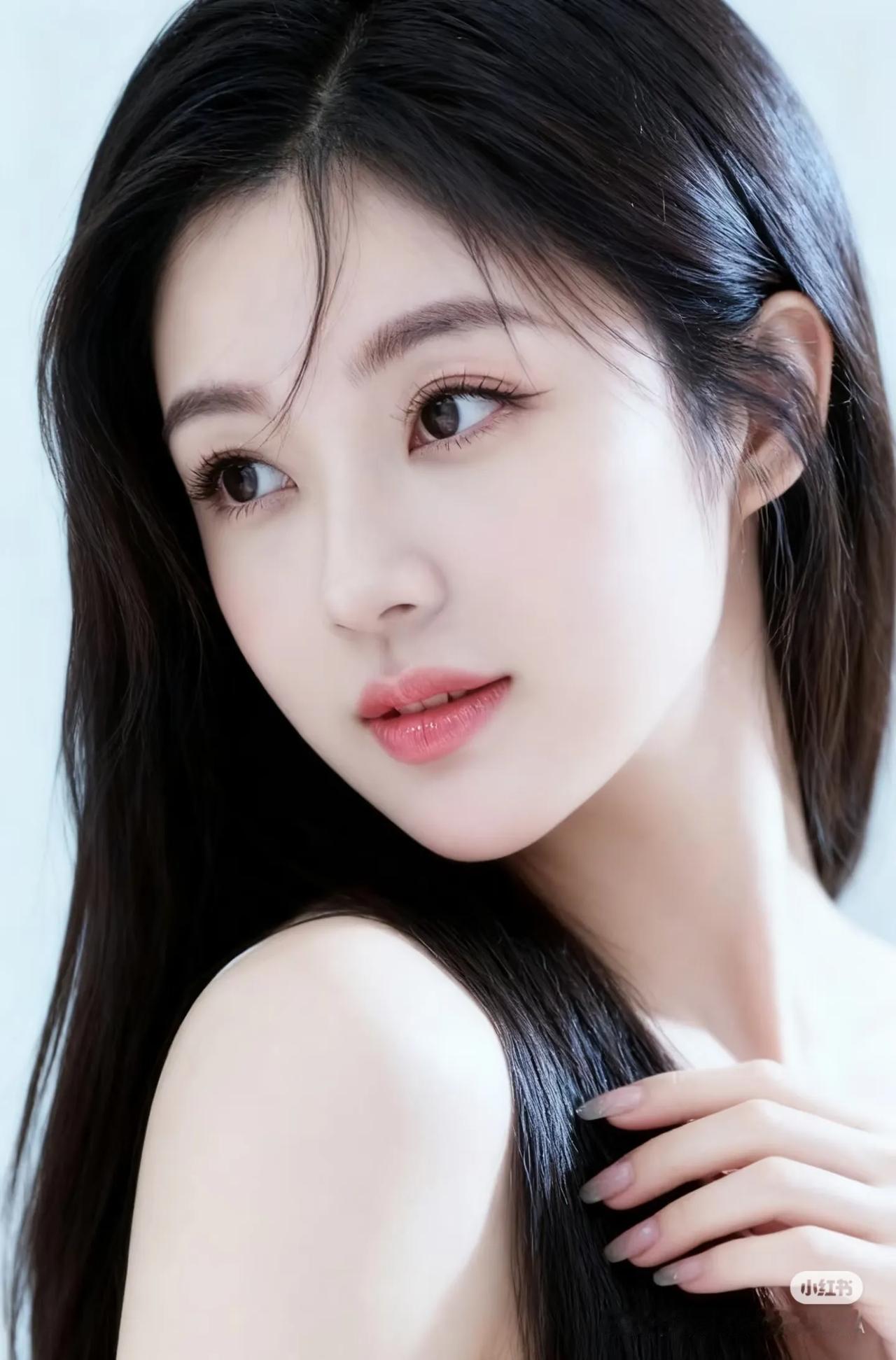 温柔甜美的少女，黑发红唇，气质动人。街拍高清美女