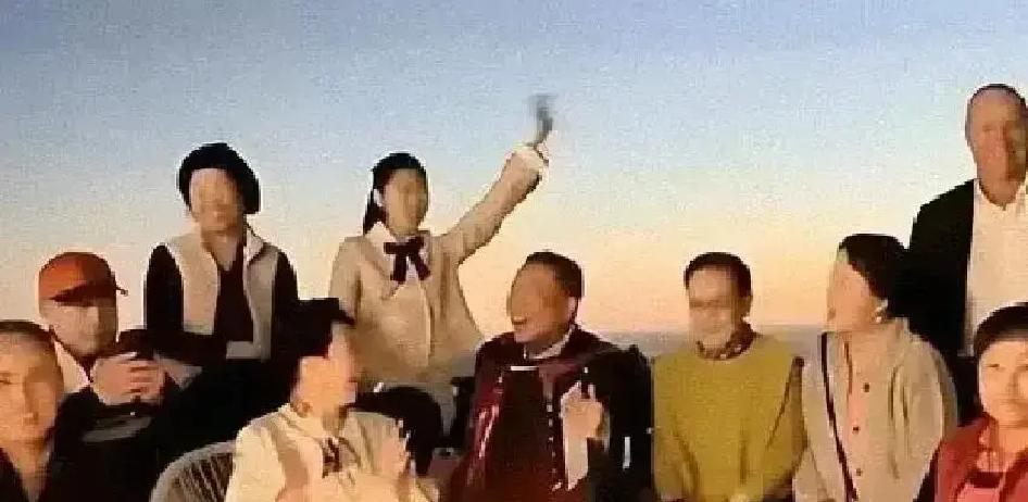 圣诞夜姜昆被拍到加州？假的！12月28日，北京文联座谈会现场，姜昆穿同款外