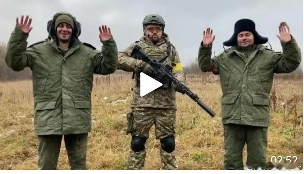 这就是乌军对待俄军俘虏的真实态度，超乎你的想象!俄罗斯士兵像领到了圣诞节彩蛋一样