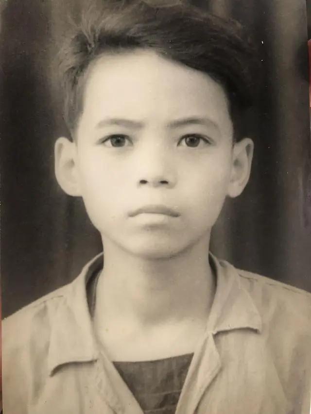 1949年，小萝卜头的遗体在重庆歌乐山被发现。彼时遗体已严重腐烂，但人们清晰地看