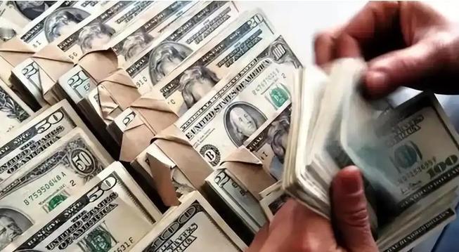 美国债务已经狂飙突破40万亿美元，年度利息高达1.2万亿，违约风险持续攀升。但市