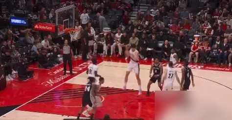 杨瀚森垃圾时间抢个板，开拓者主场2万老美集体起立鼓掌，跟夺冠一样。我把...