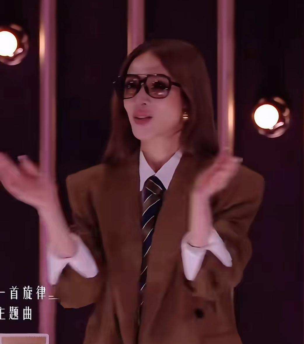 真的好洋气啊，明明服饰搭配也没有很个性独特！！能想到把领带扎进裤腰，就可见时尚功