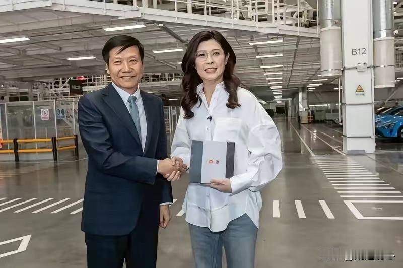 雷军：欢迎郑主席莅临参观郑丽文：我这是替夫完成心愿雷军：怎么说？郑丽文：我