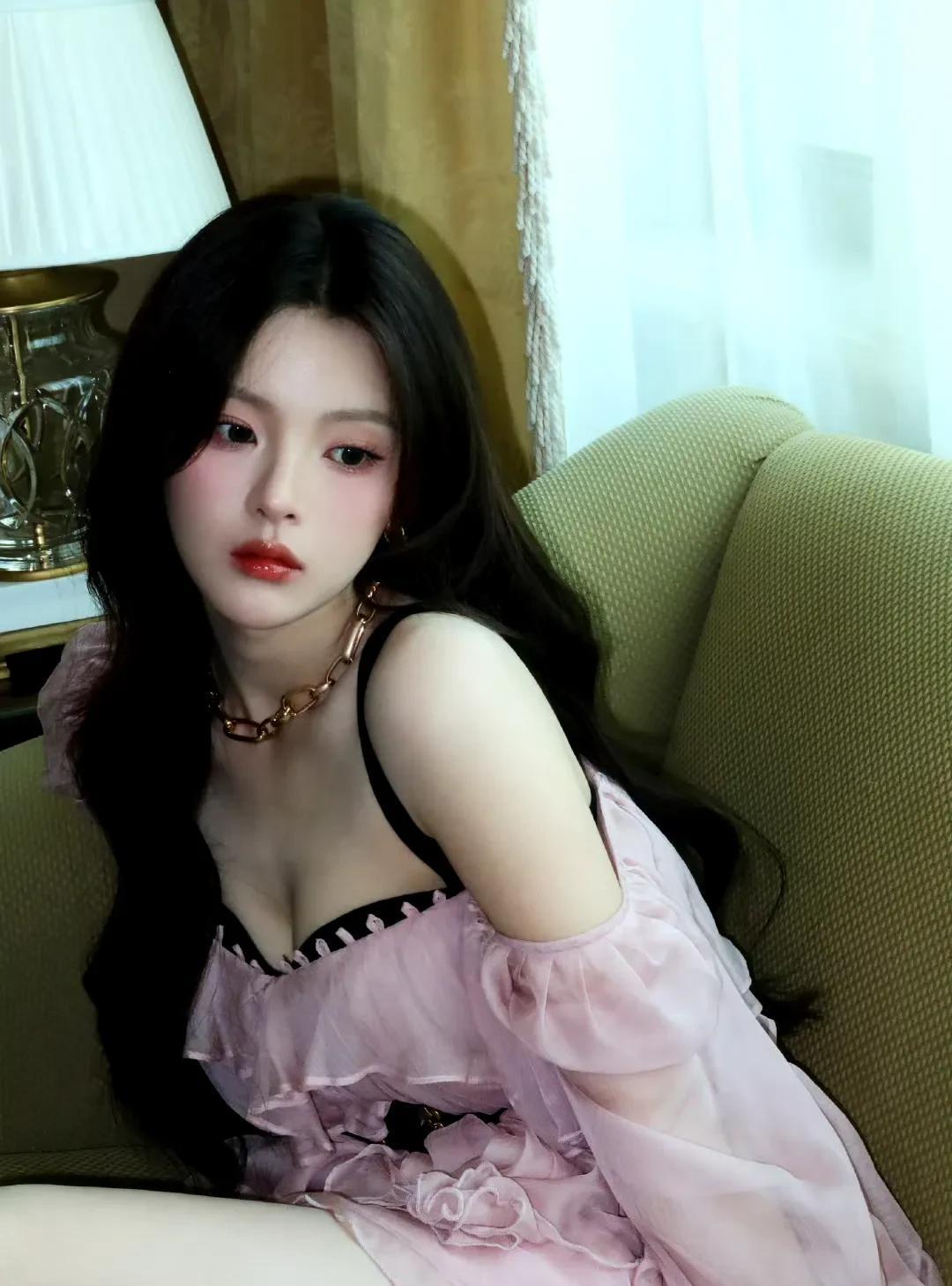 说杨超越是是娱乐圈的混子，一点也不为过，唱跳不行，演戏更是不行，比如演员的四个基