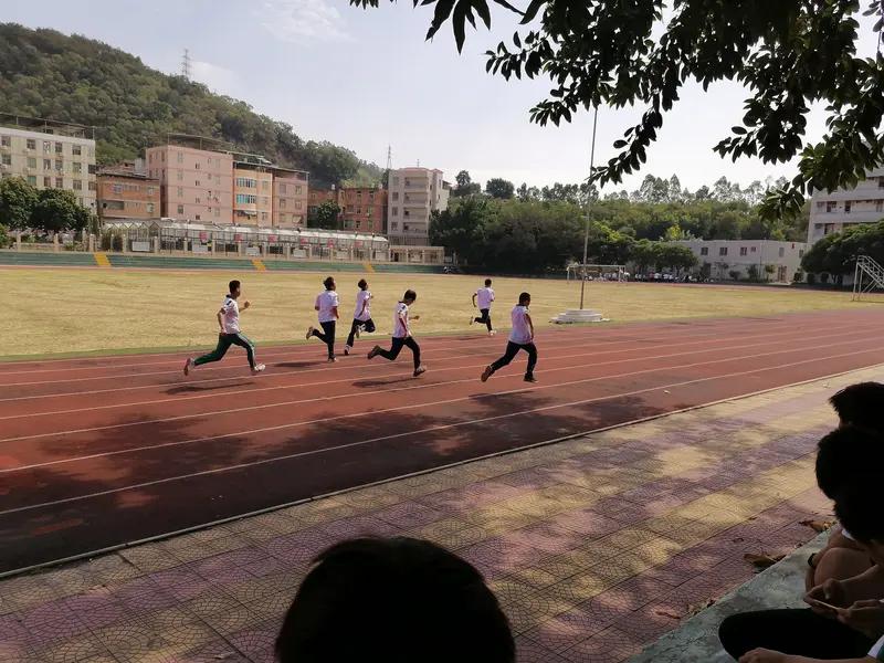 中考体育居然打了满分。这50分太重要了。昨天他们体育中考。这个女孩居然考了