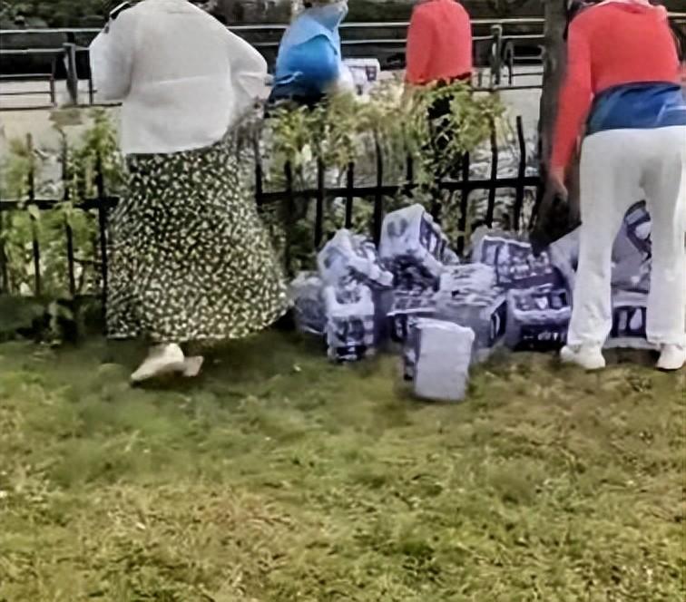 “活不起了？”12月28日，海南三亚，一群大妈得知要举办马拉松，见路旁摆放的矿泉