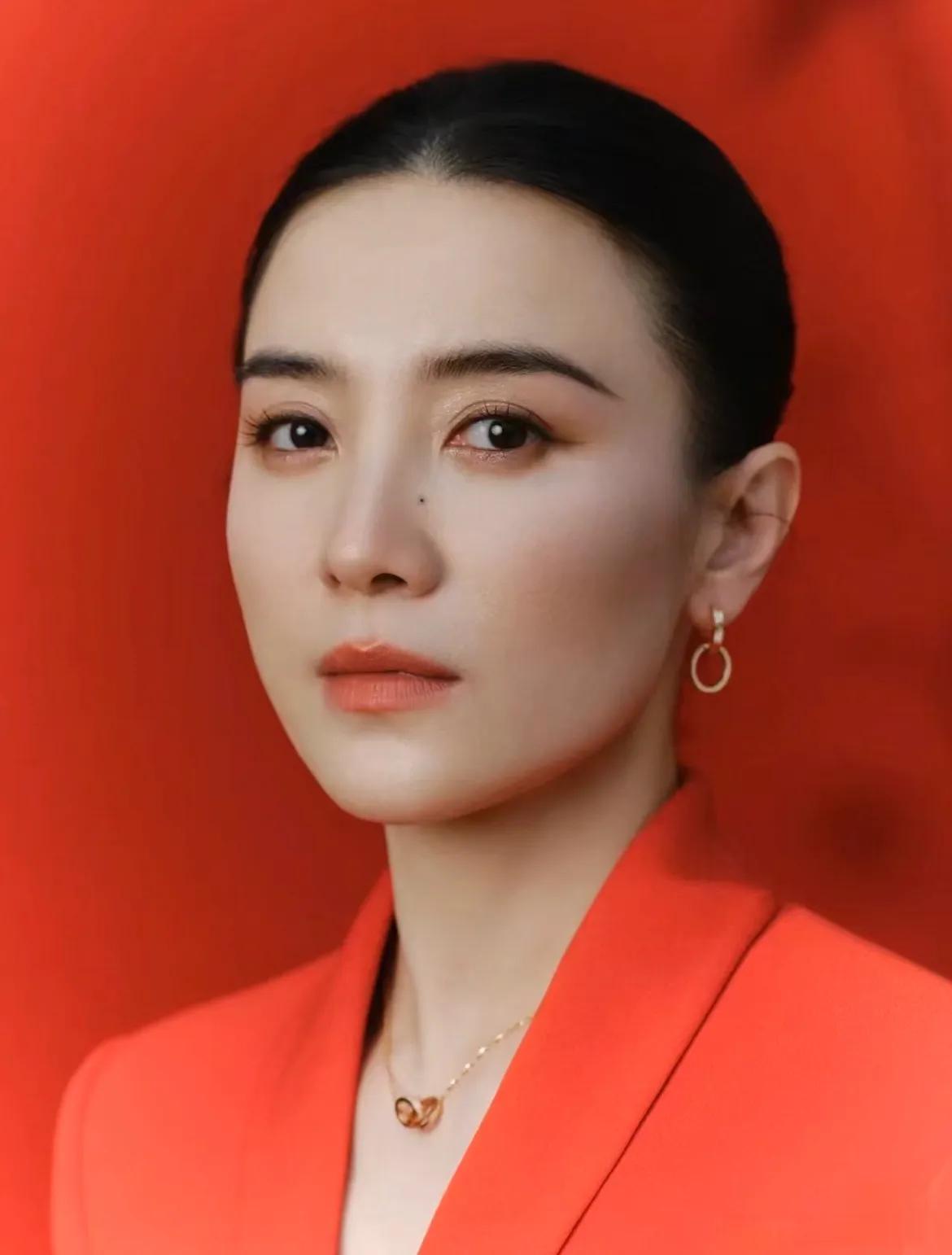 演员宋佳说：我从小生活在一个充满爱的家庭里，爸妈对我非常疼爱，那时我考试成绩太差