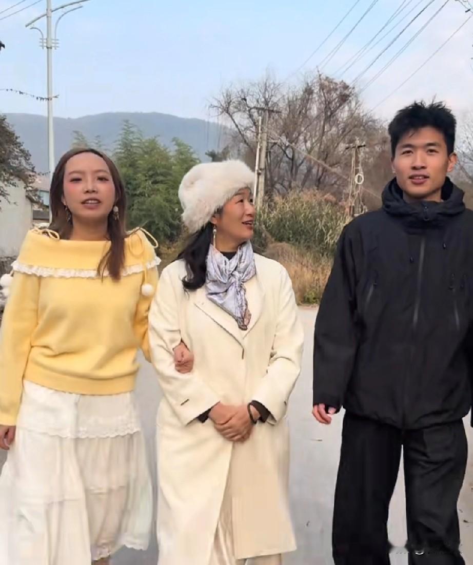 谢浩男的妈妈又去云南去助农了，大妹，海军三人一起去的，海军就是许妈和大妹的保镖，