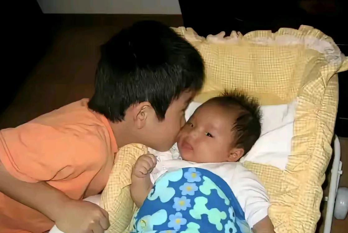 张本美和刚出生时，哥哥张本智和就趴在妹妹小脸前看个不停，心想妹妹会不会喜欢上打乒