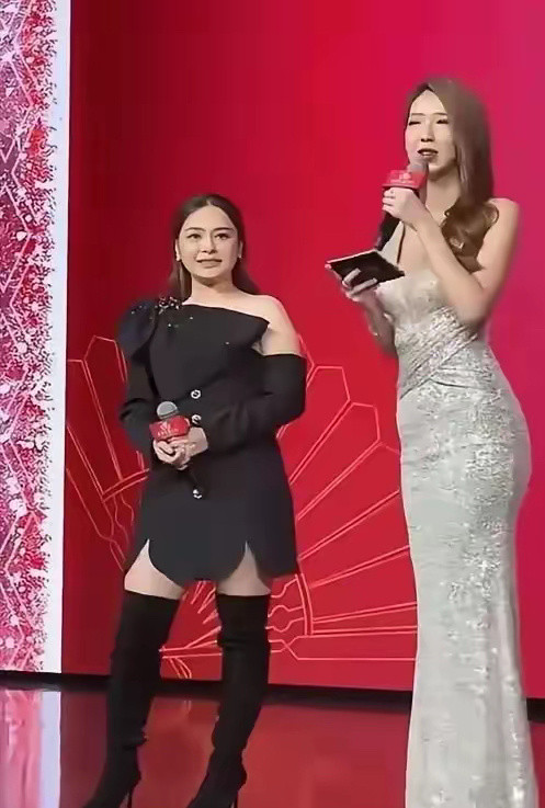 阿娇最新参加节目，是呀！她们身高一高一矮，衣裳一黑一白……很抢眼[笑着哭][笑
