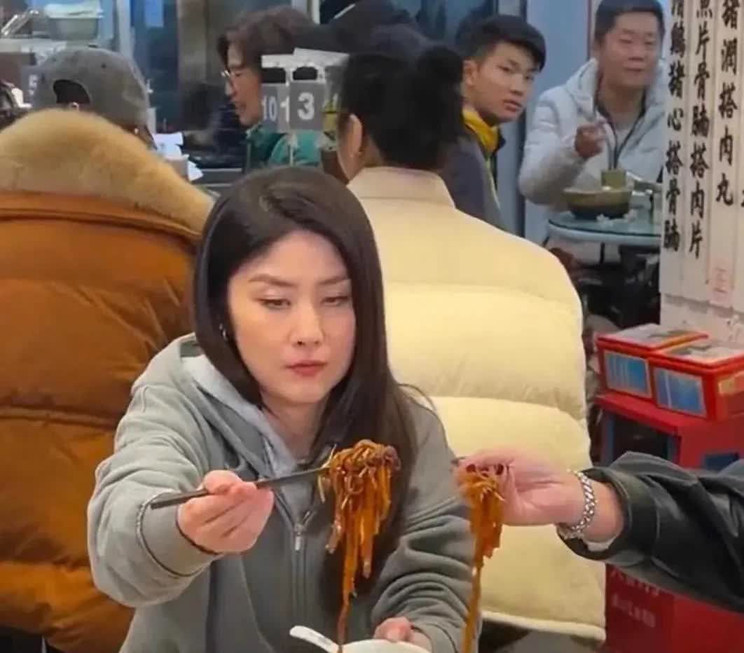 52岁的陈慧琳现身广州吃海鲜大排档。一身休闲打扮的她亲自点餐，点了面条、炒菜等