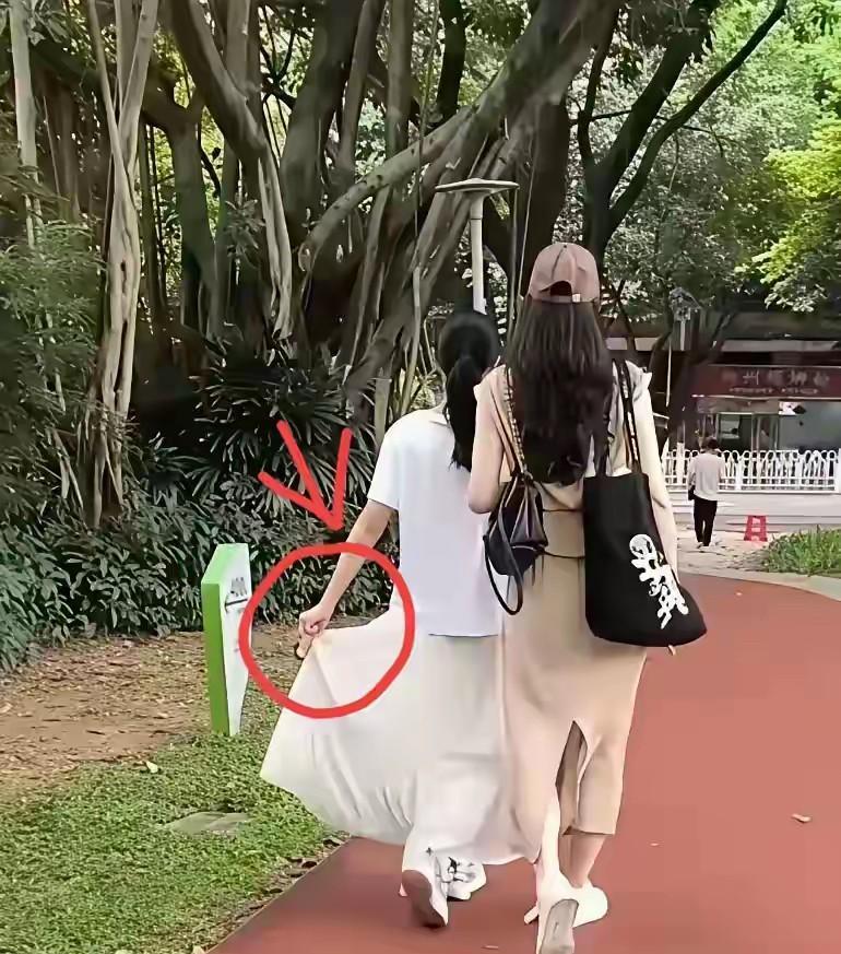 小玥儿剪短发型了！她真的适应了北京，喜欢上了新生活，头发以前及腰，现在短了一半