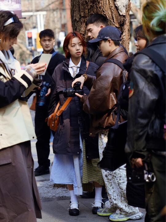 上海街拍｜黑色look不沉闷