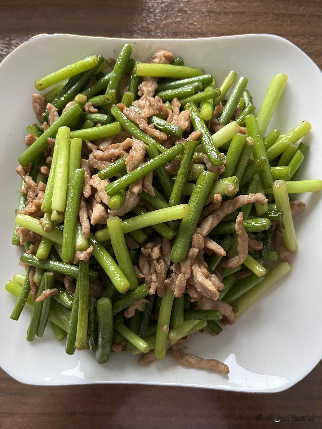 好友们晚上好！春安吉祥，晚餐香香！今天的晚餐：蒜苔炒肉丝红薯玉米拍黄瓜蒸