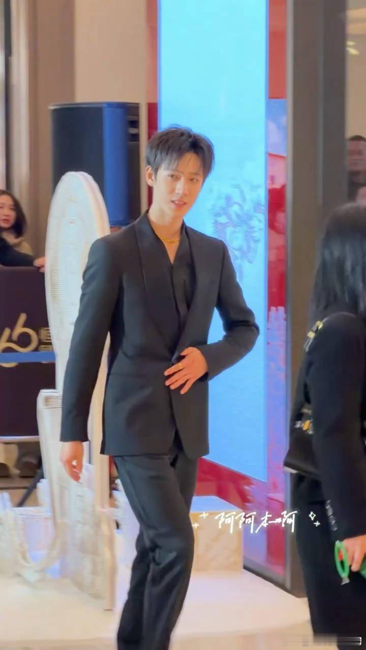 李昀锐周大福品牌活动上班，优雅挺拔帅气，这身型仪态简直是穿西装的神！！