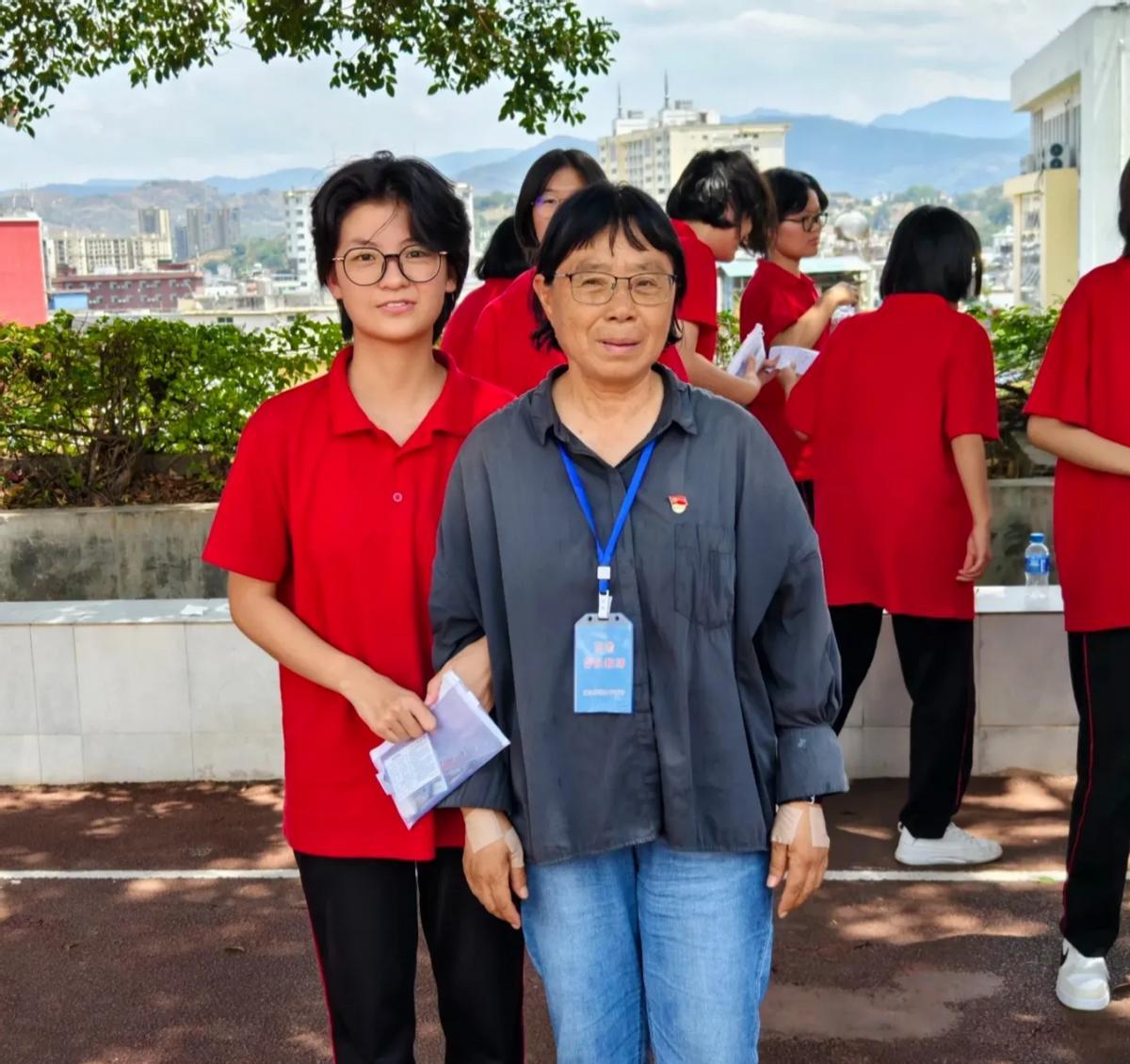 68岁活成'不老女神'！张桂梅用善行对抗岁月，白发校长成大山女孩的'人间活佛'