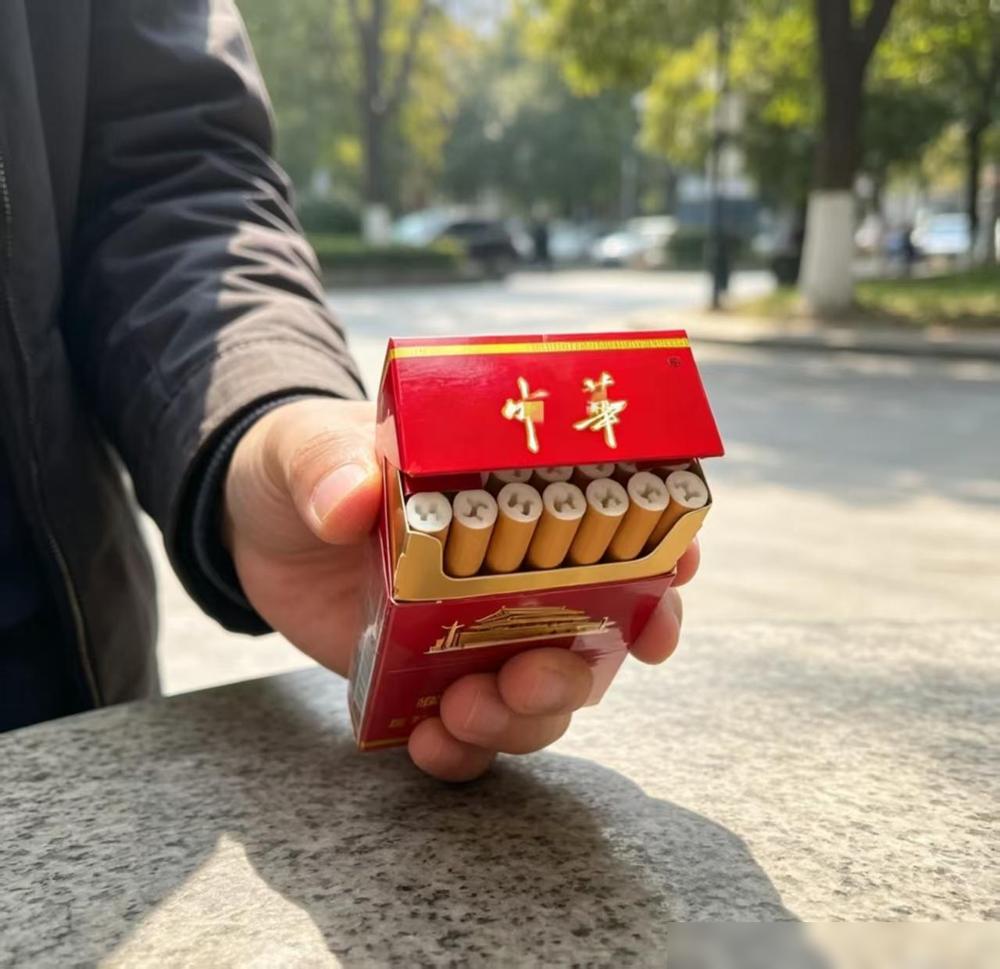 去参加朋友儿子的婚宴，中午吃饭的时候看见每一桌上面都摆了一包中华烟。我这桌没